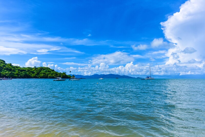 私人沙滩人少安静,海水是薄荷绿的颜色.