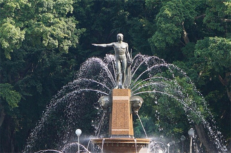 喷泉上方矗立着太阳神阿波罗的雕塑,完美的身躯充满着力与美,即使赤身