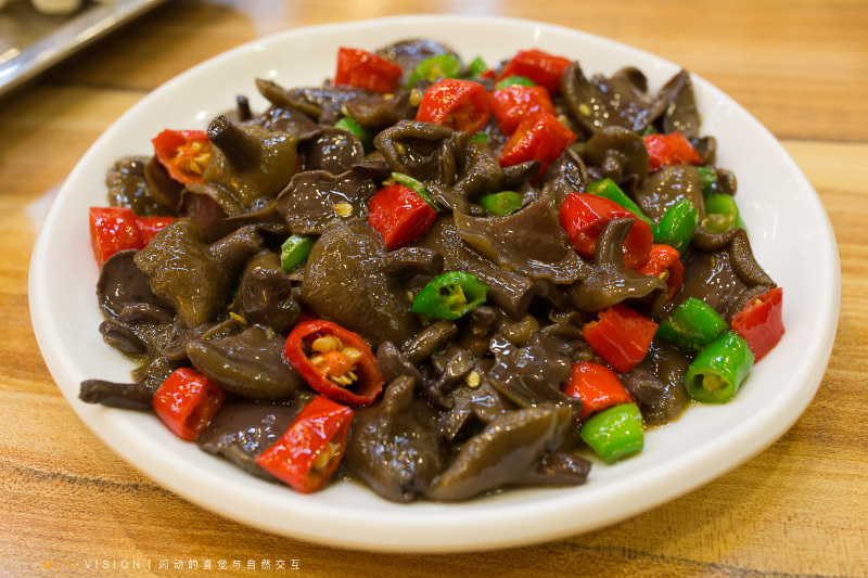 小炒牛肝菌:牛肝菌口味鲜美,口感特别嫩,是一种特别美味的菌类.