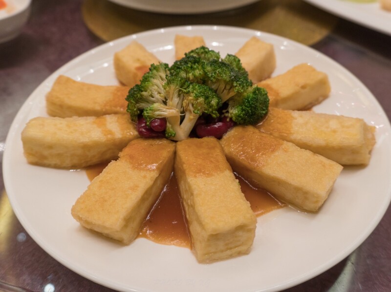 豆腐更是嫩香无比,在外面吃不到的,由酒店