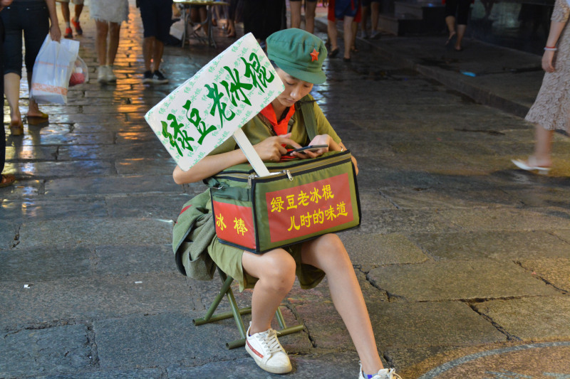 卖老冰棍的小姐姐嘻嘻!偷拍的小哥哥小姐姐!小熊熊偶遇小仙女!