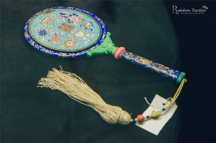 不敷颜料,而在木件上直接沥粉贴金,其图案为等级最高的金龙和玺彩画