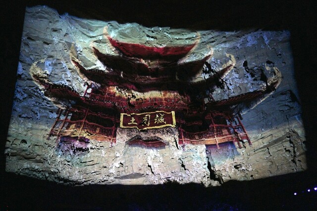 打在洞壁上的影象,对比实景,有点"印象派"的味道.