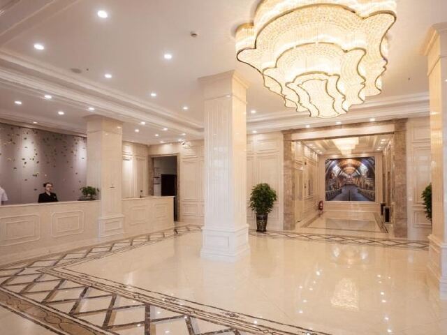 满洲里江南大酒店(jiangnan hotel)高档型或满洲里豪格假日宾馆或