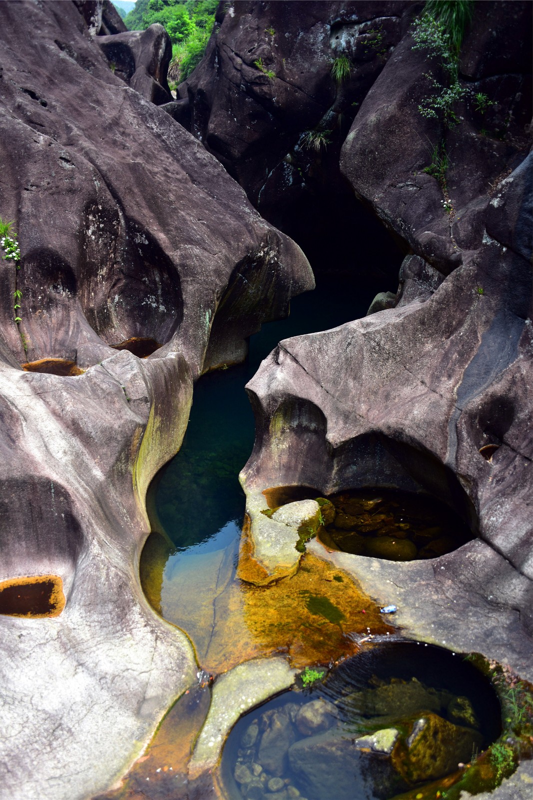 眼前的这些奇特的洞洞眼眼,弯弯拐拐的地貌就叫壶穴地貌.