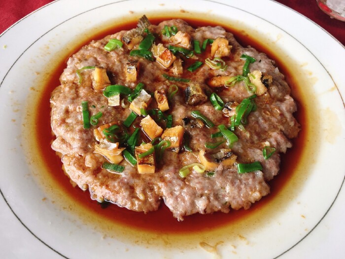 尤其是一道咸鱼蒸肉饼,味道浓郁混合炒饭同吃,特别下饭.