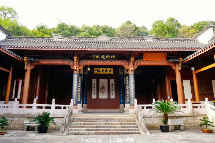 与戏台相对的是"映雪堂",冬瓜式横梁上书"映雪遗风";中梁书有四字"诗