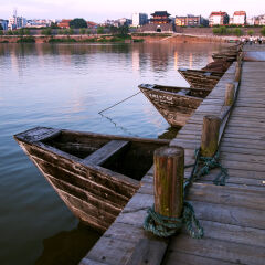 古老的渡桥和远处古老的城楼