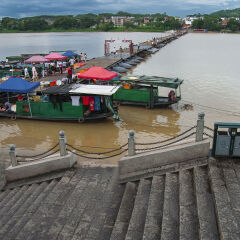 木板铺成的渡桥
