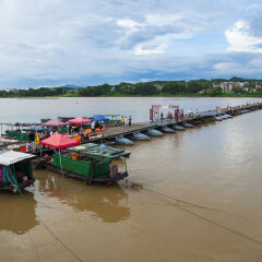 木板铺成的渡桥