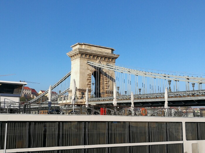 链桥上的凯旋门也看得更清楚.
