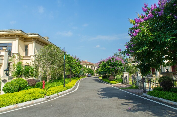 每幢别墅都各具特色,门前繁花似锦