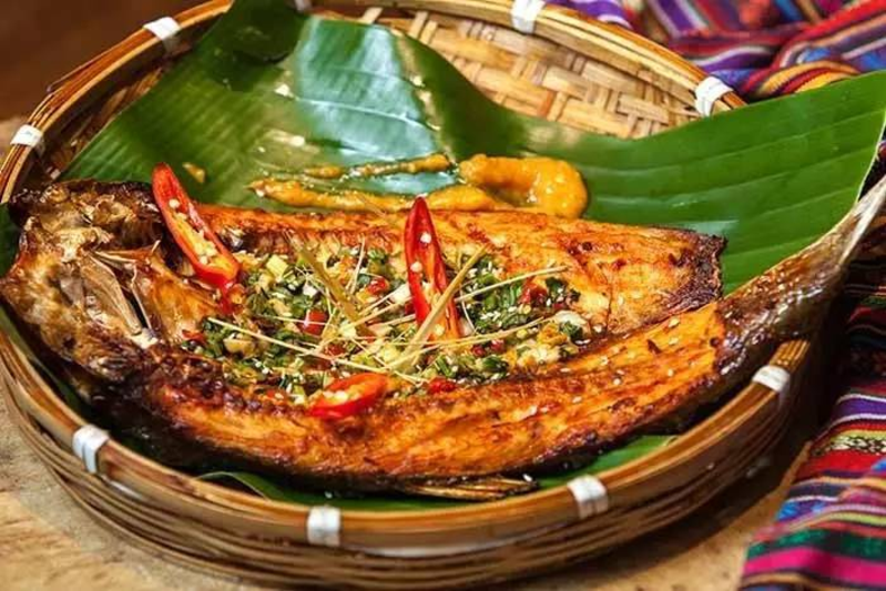 西双版纳傣族美食→清新脱俗的香茅草烤鱼,不可错过!