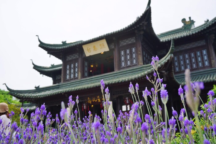 熙春台相传是扬州盐商为清代皇帝祝寿的地方.