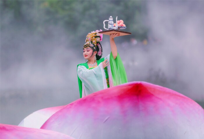 由此,麻姑酒声名鹊起,一跃成为"寿酒"的象征!