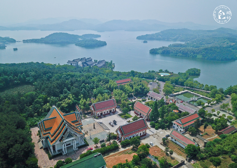 游湖边泰庙 报恩禅寺位于天目湖西北角,与