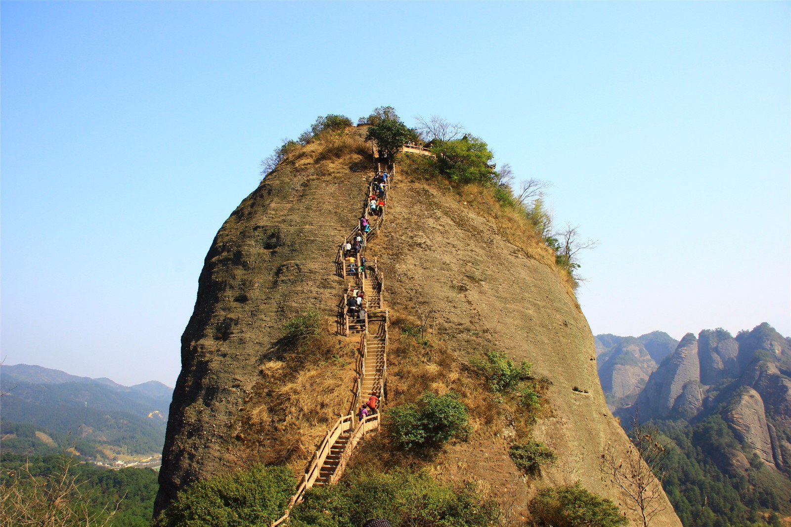 所以这段登山阶梯就被称作"九九天梯"