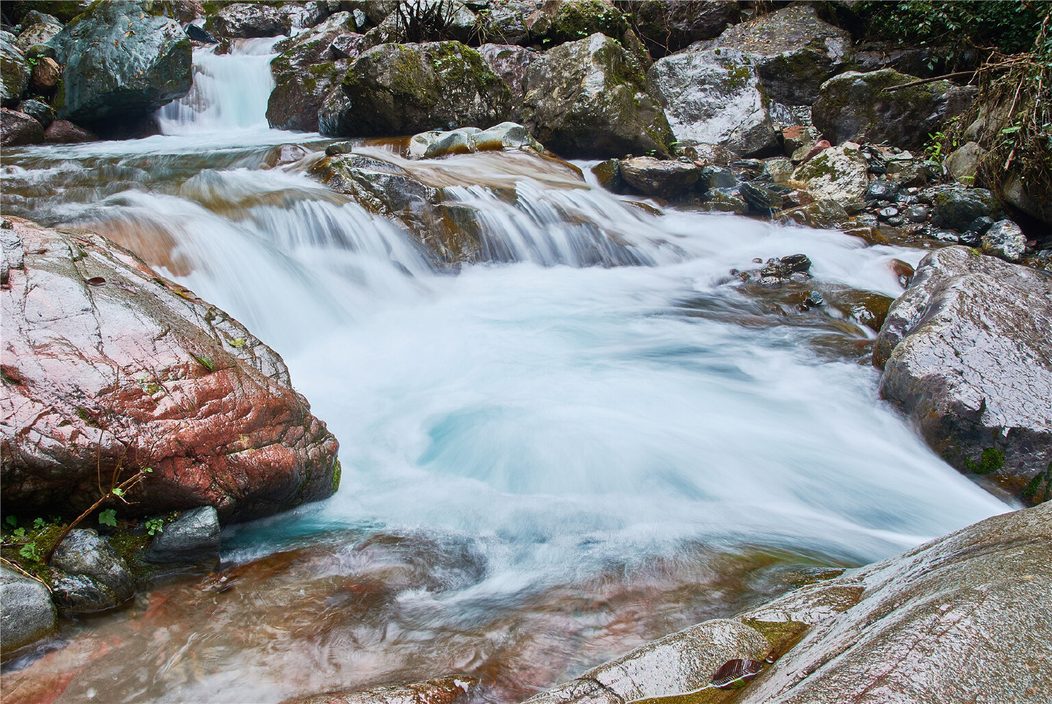 西岭雪山五彩瀑布