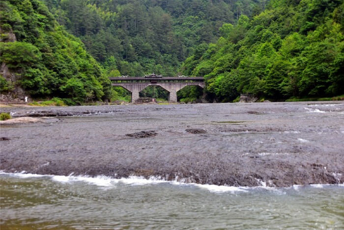 双龙桥的木拱廊桥属异址重建,其旧址在白水洋鸳鸯溪下游,最早建于清