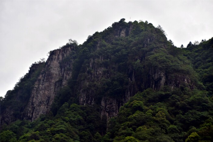 五老峰座落在白水洋边上,山形秀丽,其前方的小平台人称棋盘顶,传说
