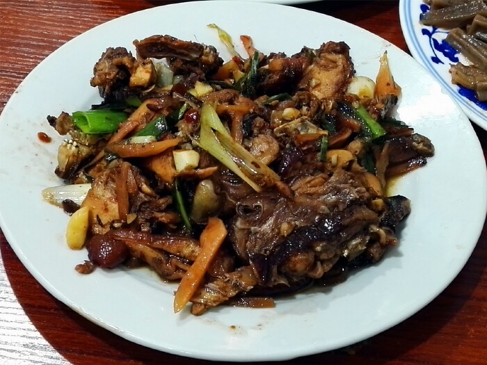 这个是"米烧兔",是当地的一道名菜.街上有作为礼品包装的"米烧兔".