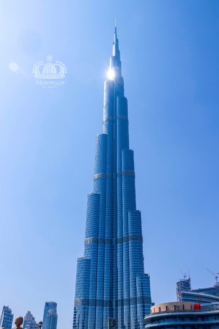 出了迪拜塔可在迪拜塔前方的人工湖畔观赏一场全世界最大的美妙梦幻的