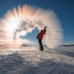 泼水成冰的旅行者