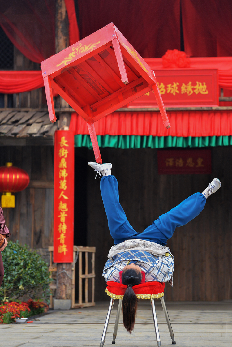 四条腿的桌子用一只脚顶起,还能旋转跳跃,翻出花样,明月千古情景区