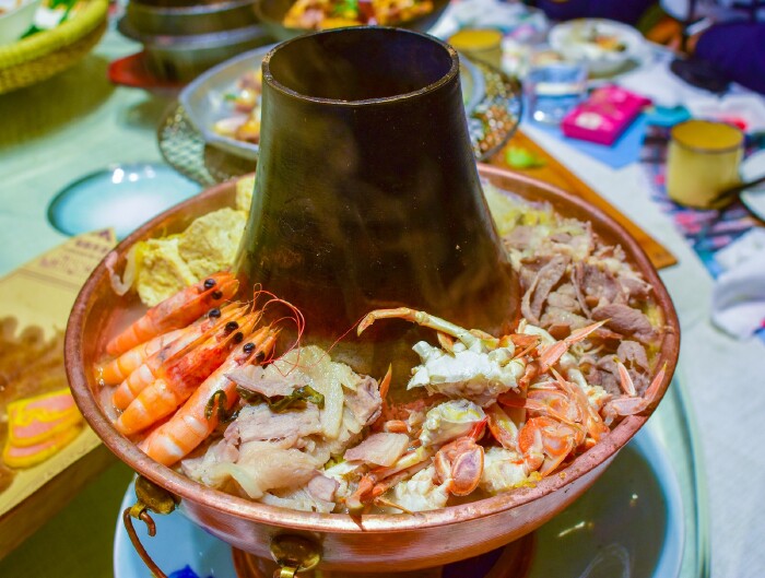 营养丰富的酸菜海鲜杂锅