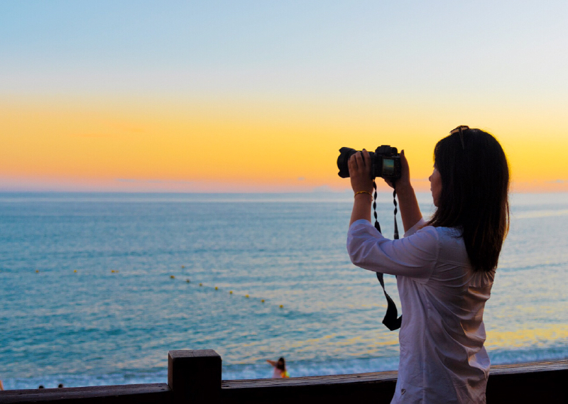 喜欢日落时分的大海,金色的阳光洒在海面,极美,忍不住拿出相机拍下