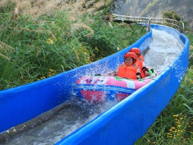 玫瑰谷漂流一日游 玫瑰谷漂流是人工滑道漂流的代表,在这里让您体验