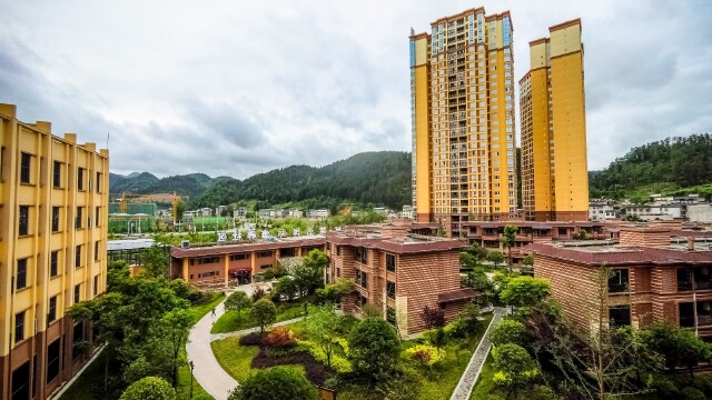       利川麓岛国际酒店