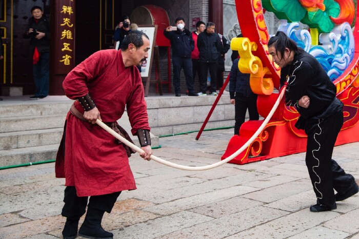 老艺人杂耍锅碗瓢盆交响曲,鲤鱼跳龙门,钢针穿玻璃,女子气功,刀劈活人