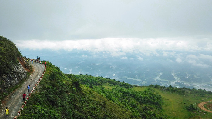 齊嶽山自重慶石柱進入利川境內後,由西南向東北