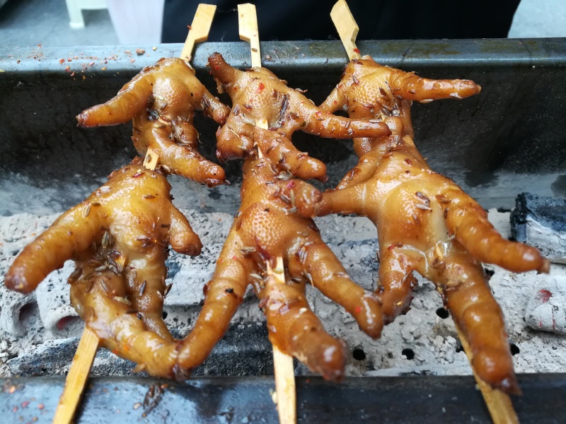 阿炳师傅烤2018个肥鸡爪要破纪录了