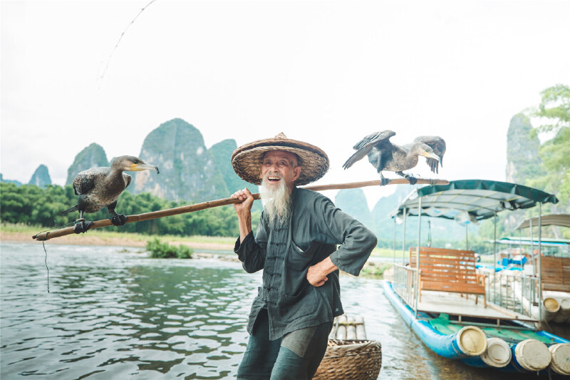 山连绵,水依依,漓江水畔踏歌游