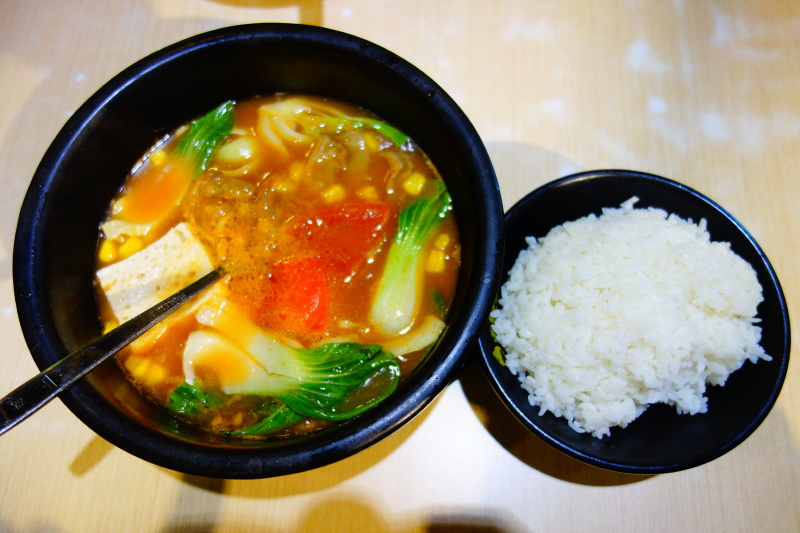 番茄妹米饭套餐:主打菜是番茄妹米线,春风姐姐担心饿得快,选了米饭.