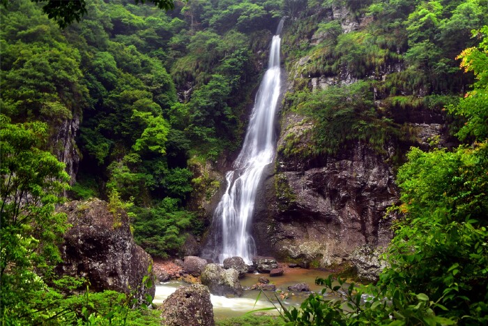 位面朝对岸,端坐在鸳鸯溪边濯足戏水,清新脱俗的淑女,此瀑布名仙女瀑