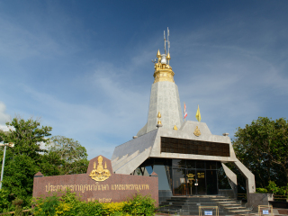 九世皇登基纪念灯塔