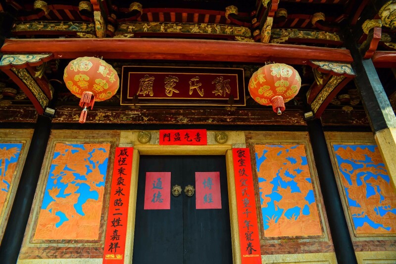 "户对" 即置于门楣上或门楣双侧的砖雕,木雕,一般成对出现,有的两个一