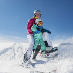 Austria, Salzburg Country, Altenmarkt-Zauchensee, Family skiing in mountains