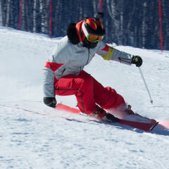 青年女人户外滑雪