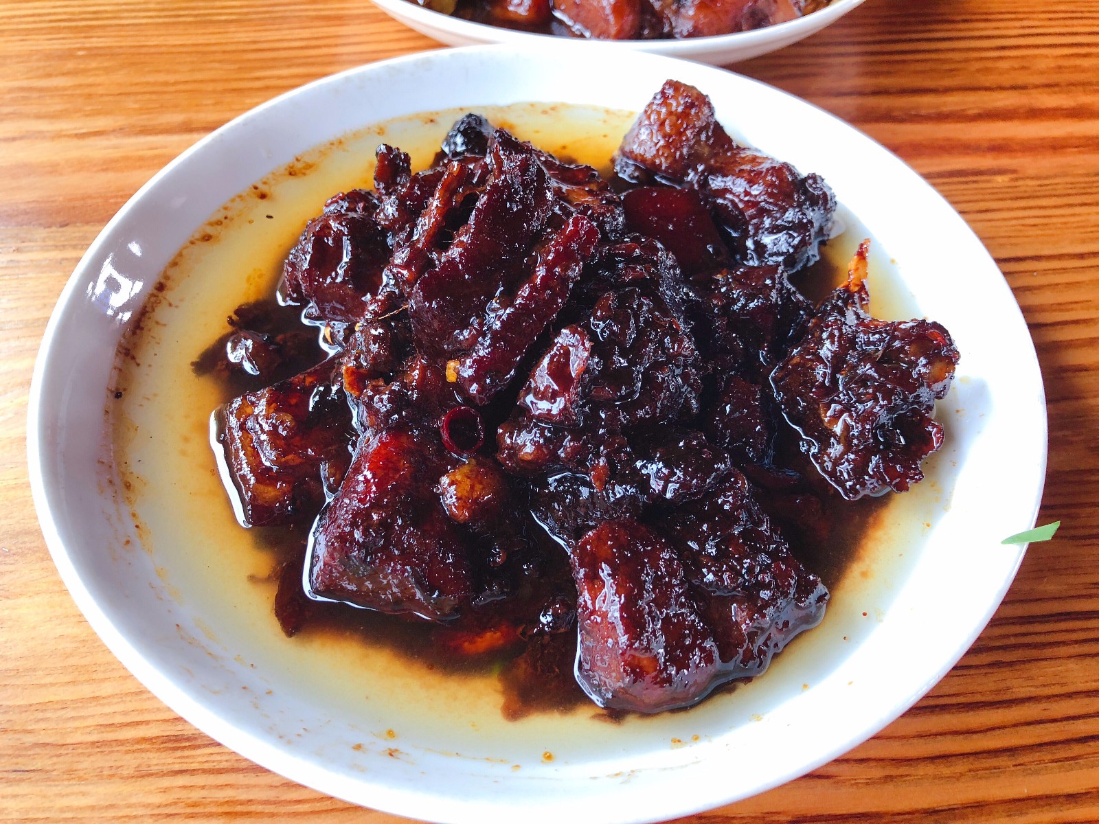 杭帮菜中最具特色的红烧肉,酱汁已经渗入到肉里面去了,可以看到透明的