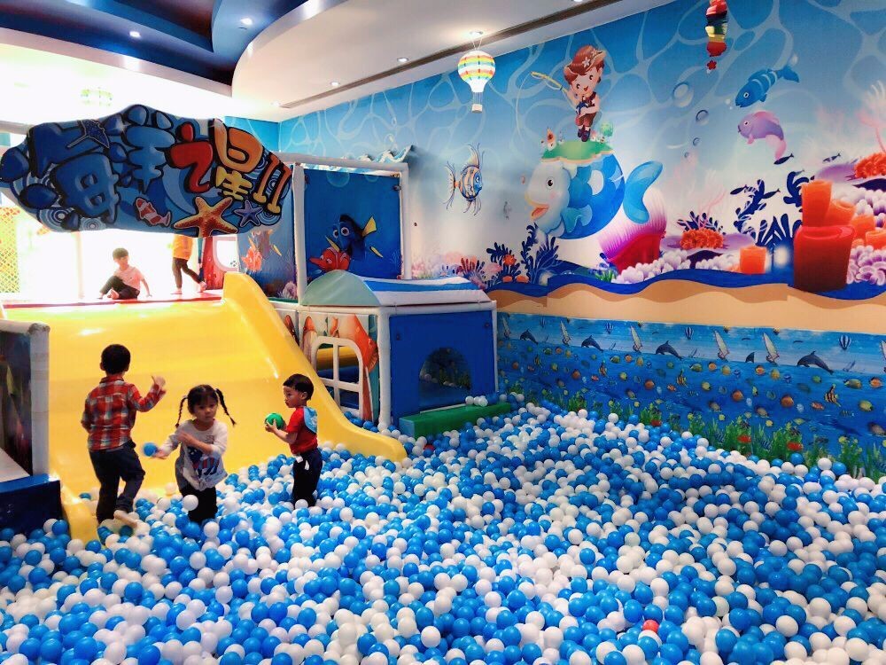 游乐场内的海洋球和滑滑梯,比较小的宝宝还是需要大人看着的,毕竟都是