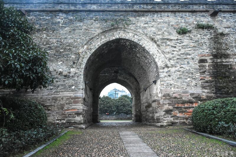 礼贤门旁逛坊门步行街