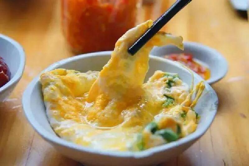 水巷口辣汤饭一条街,作为游客的她看到如此多的辣汤饭美食店,凭着感觉