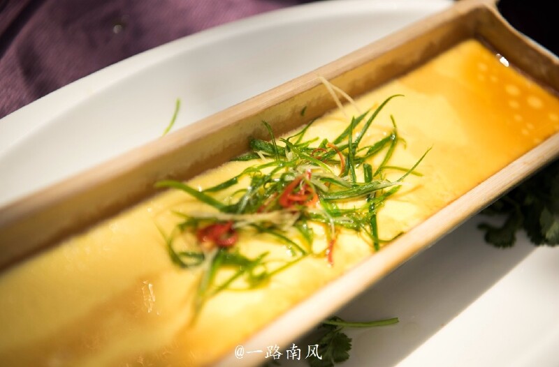 特别喜欢竹筒蒸蛋,鸡蛋的蛋香味和竹子的清香味