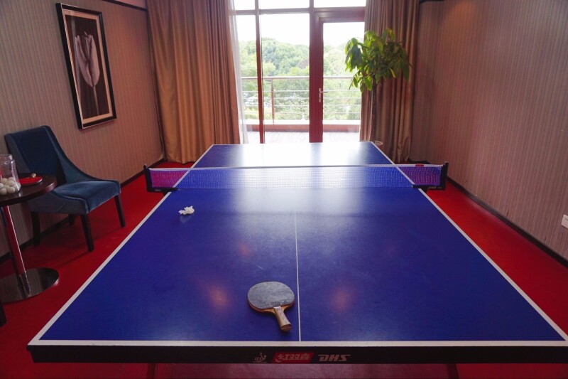 酒店的乒乓球室,只有两副乒乓板,球倒是挺多,很整洁.
