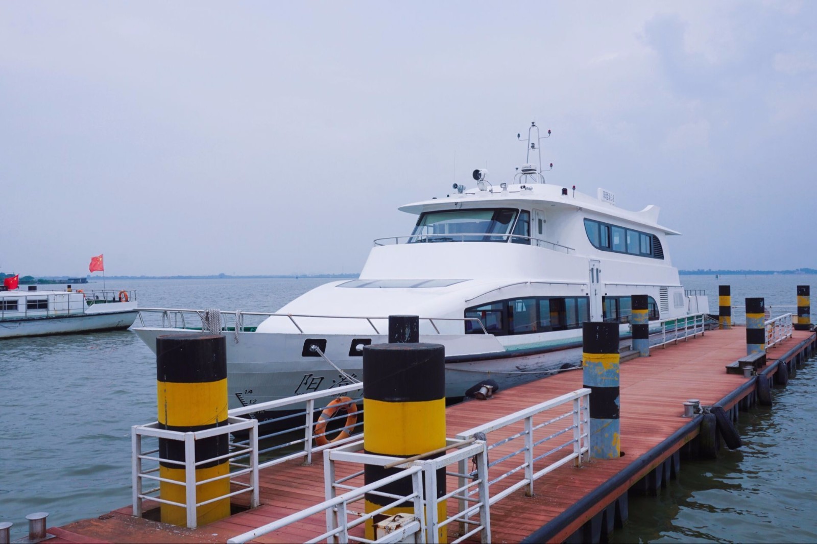 上去像是人家豪华游轮一般,其实只是往返于莲花岛和集散中心的轮渡船