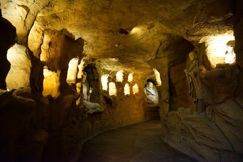 圆通塔下还有两层地宫,是石窟和斋房,也是为游人体验修禅的地方,景区